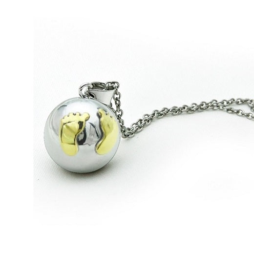 Verzilverd zwangerschapsketting met vergulde babyvoetjes