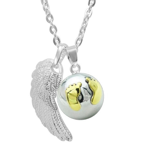 Verzilverde zwangerschapsketting met vergulde babyvoetjes + vleugel