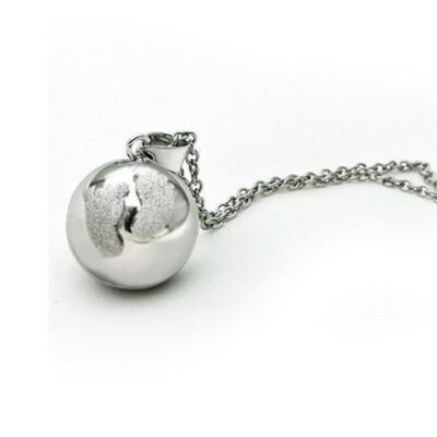 Verzilverde zwangerschapsketting met babyvoetjes