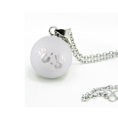 Witte zwangerschapsketting met verzilverde handjes