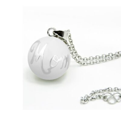 Witte zwangerschapsketting met verzilverde letters "mom"